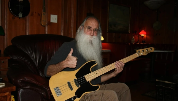 O baixista que você já ouviu (mas talvez não conheça) 🎸