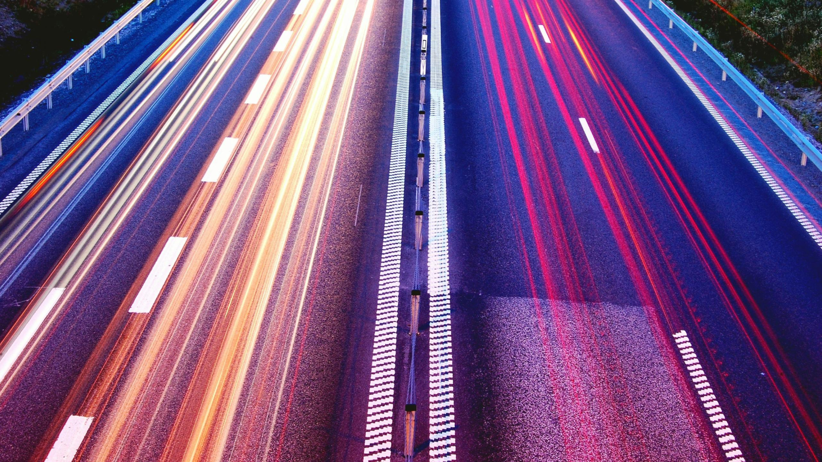 Foto de Jonathan Petersson: https://www.pexels.com/pt-br/foto/fotografia-da-estrada-com-lapso-de-tempo-399636/