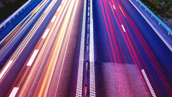 Foto de Jonathan Petersson: https://www.pexels.com/pt-br/foto/fotografia-da-estrada-com-lapso-de-tempo-399636/